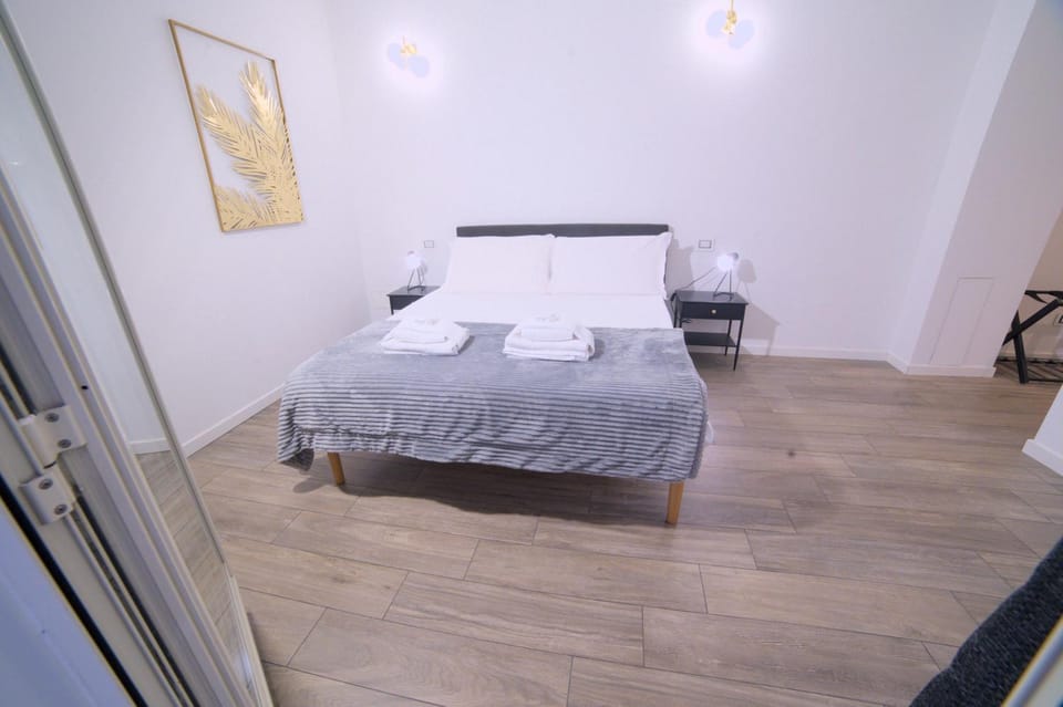 Bed, Bedroom, towels