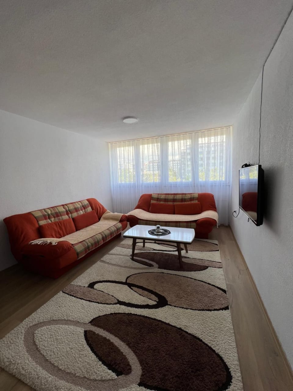 Bed, TV and multimedia, Living room, Photo of the whole room, Seating area, Bedroom