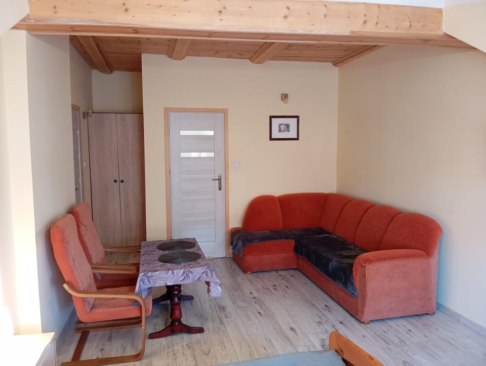 Photo of the whole room, Seating area