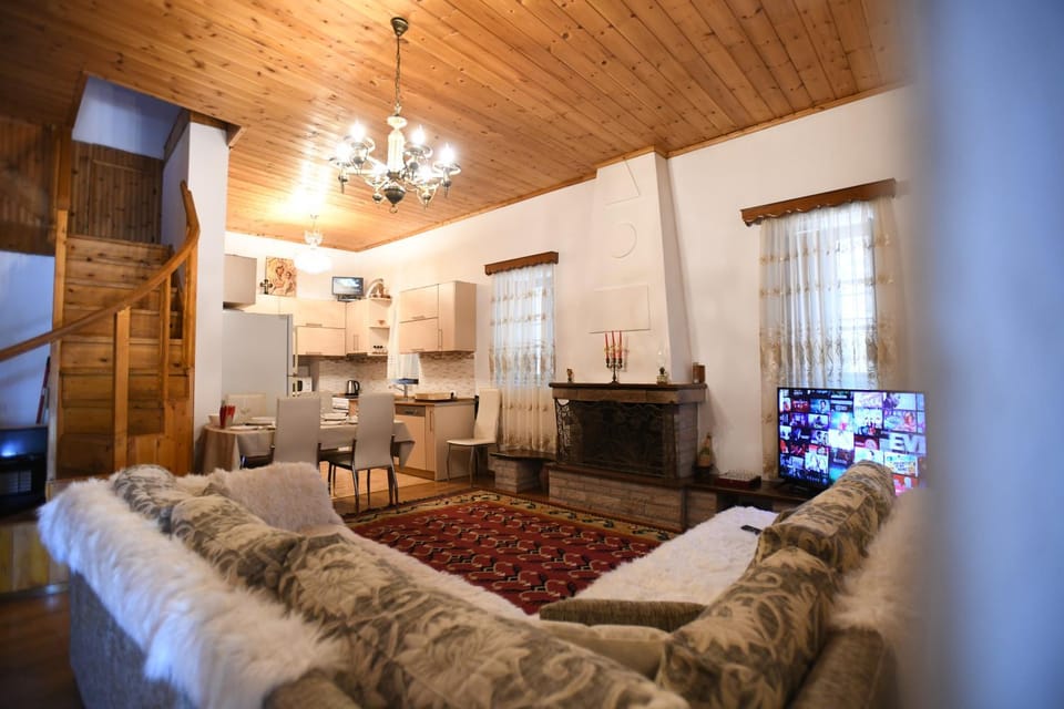 Bed, TV and multimedia, Kitchen or kitchenette, Living room, Photo of the whole room, Seating area, Bedroom, flat iron