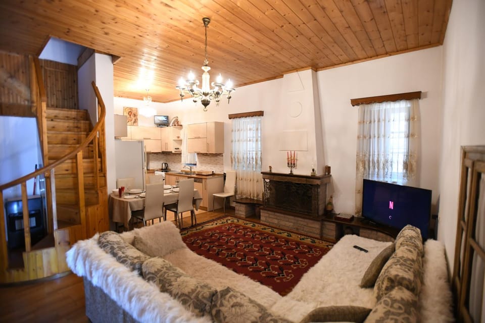TV and multimedia, Kitchen or kitchenette, Living room, Seating area, flat iron