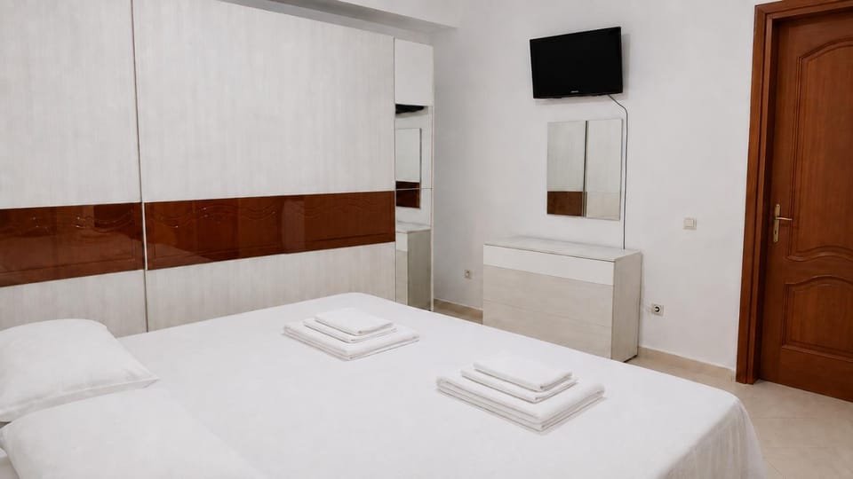 Bed, TV and multimedia, Photo of the whole room, Bedroom, towels, wardrobe
