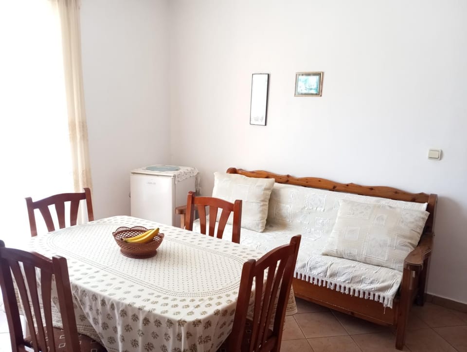 Kitchen or kitchenette, Seating area, Dining area
