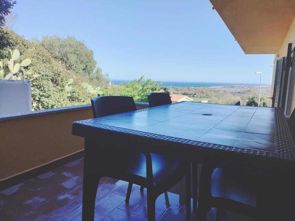 Natural landscape, View (from property/room), Balcony/Terrace, Dining area, Sea view
