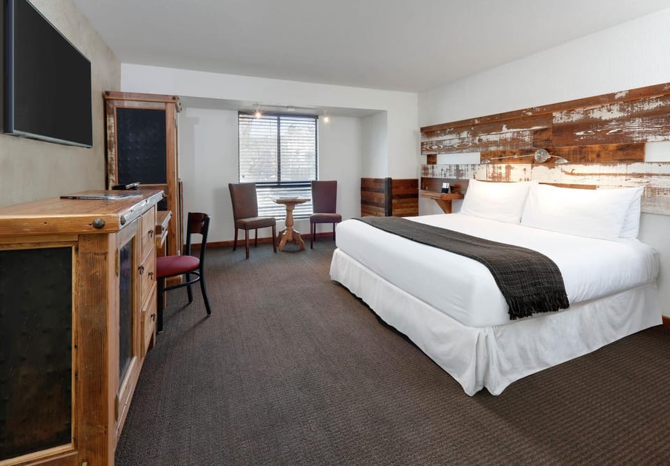 Bed, TV and multimedia, Photo of the whole room, Bedroom