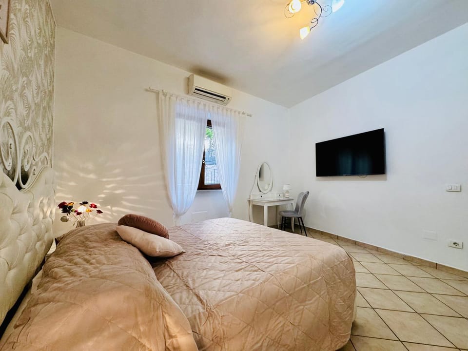 Bed, TV and multimedia, Photo of the whole room, Bedroom, air conditioner