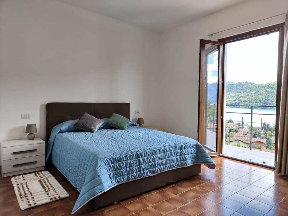 Photo of the whole room, Bedroom, Lake view