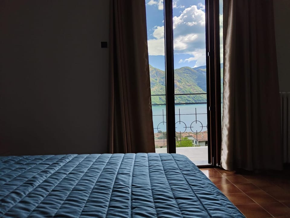 Bedroom, Lake view