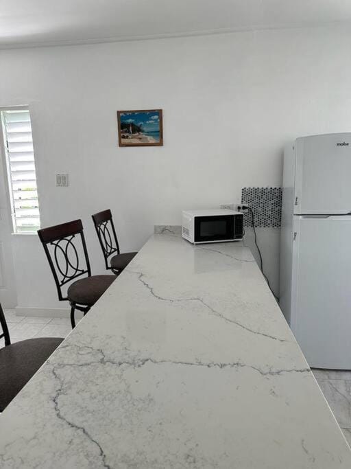 Kitchen or kitchenette, minibar