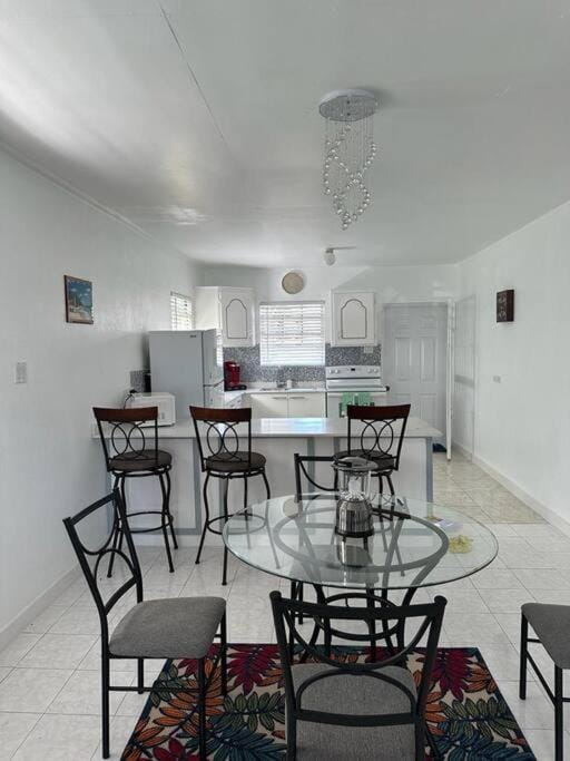 Kitchen or kitchenette, Seating area, Dining area