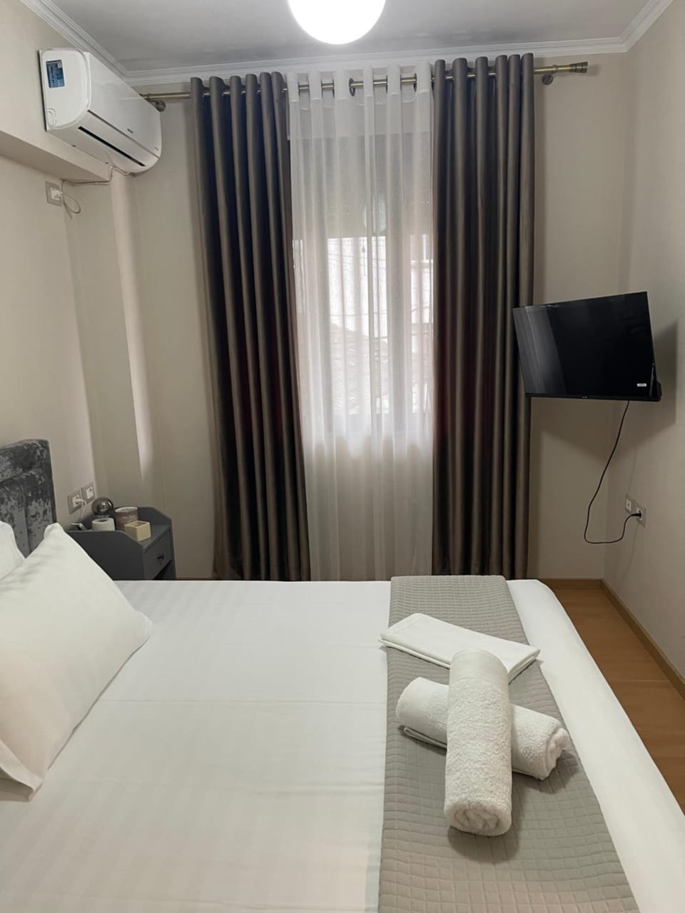 Bed, TV and multimedia, Photo of the whole room, Bedroom, air conditioner