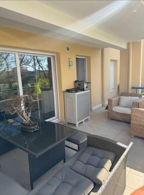 Spacieux T2 - Grande terrasse Apartment in Fréjus