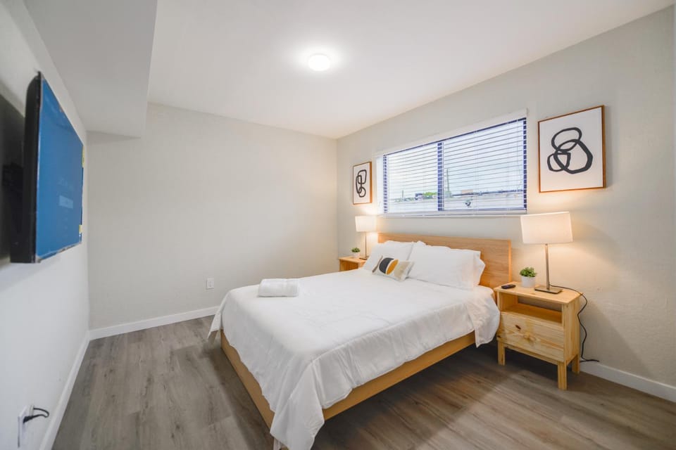 Bed, TV and multimedia, Bedroom