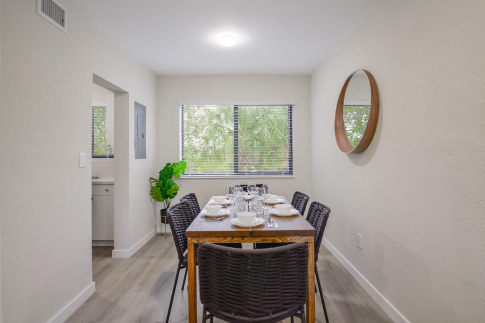 Seating area, Dining area