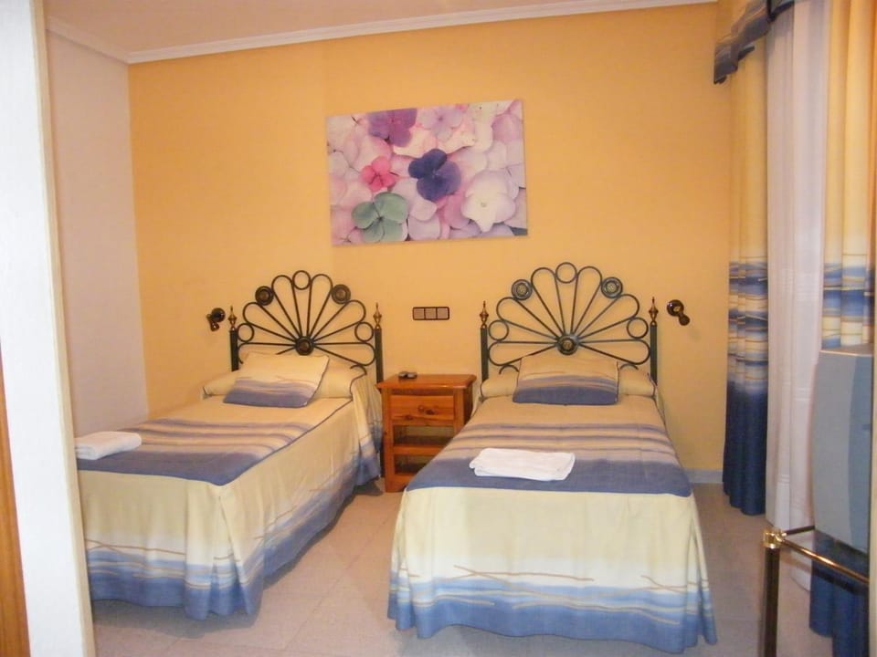 Bed, Bathroom, TV and multimedia