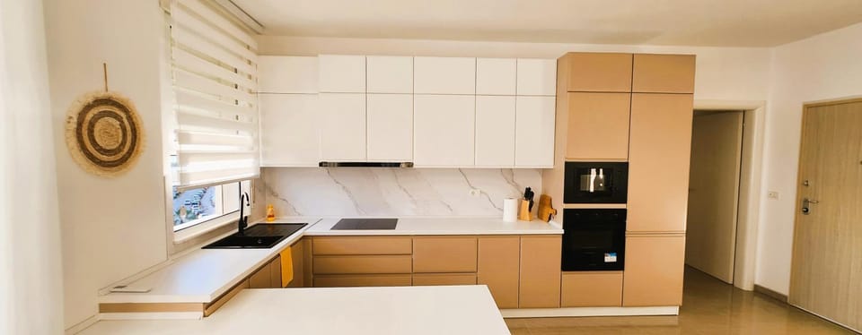Kitchen or kitchenette, minibar, oven, stove
