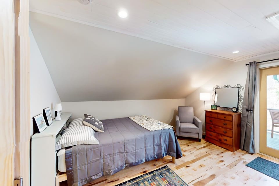 Half-Mile to Crystal Lake! Couples Retreat w/ Deck House in Crystal Lake