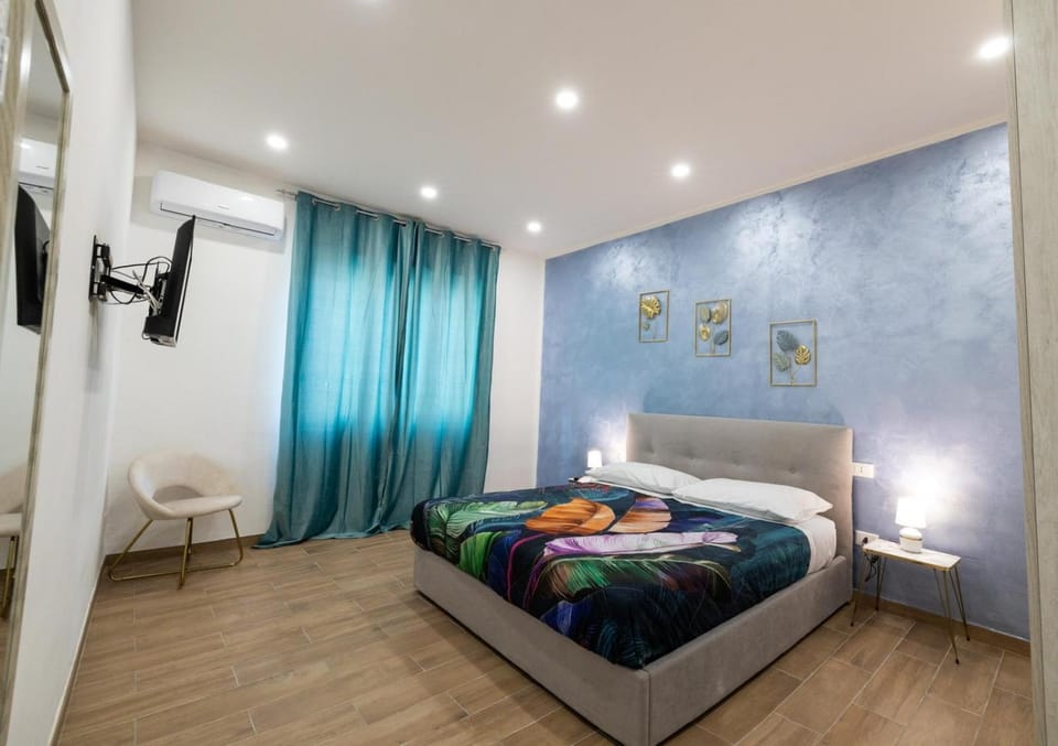 Bed, TV and multimedia, Photo of the whole room, Bedroom, towels