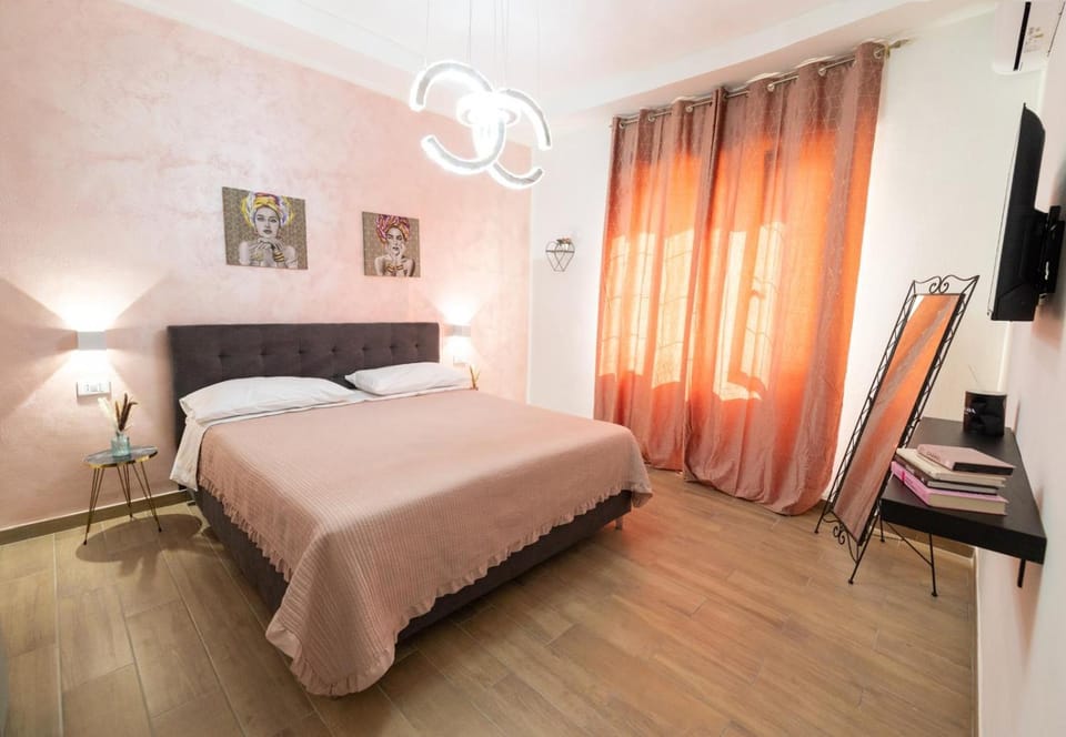 Bed, TV and multimedia, Photo of the whole room, Bedroom