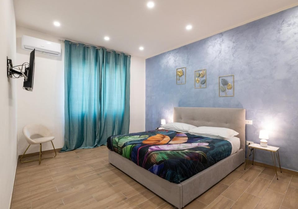 Bed, TV and multimedia, Photo of the whole room, Bedroom, locker, towels