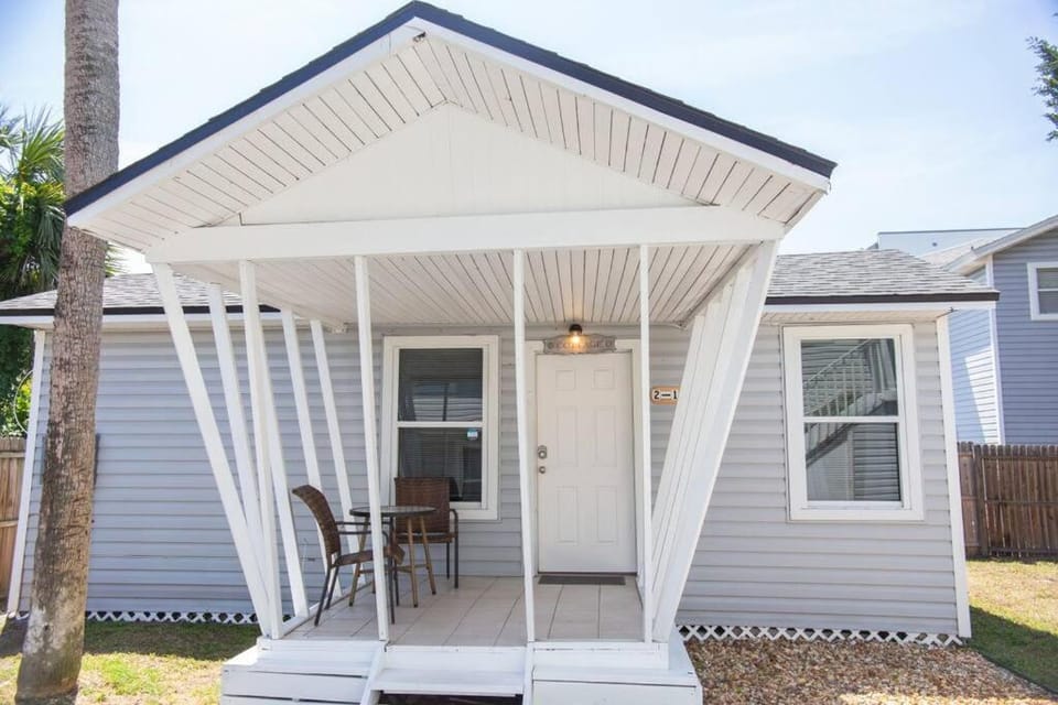 Cozy Cottage only 4 Blocks from the Ocean House in Jacksonville Beach