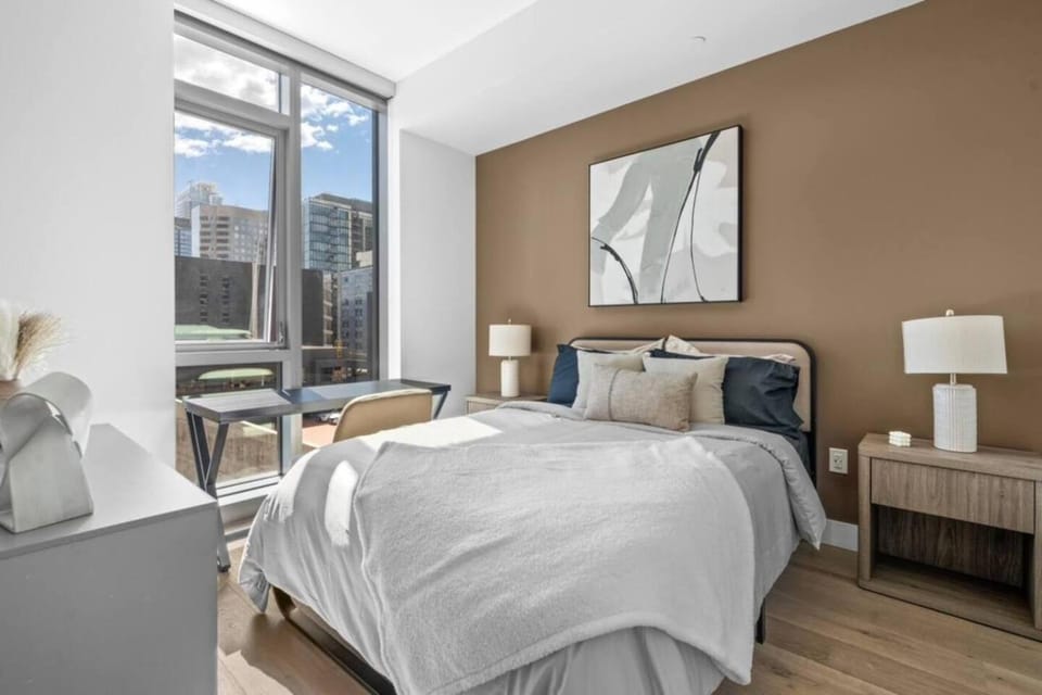 Modern DTLA 1BR l High Rise Pool Gym Apartment in Los Angeles