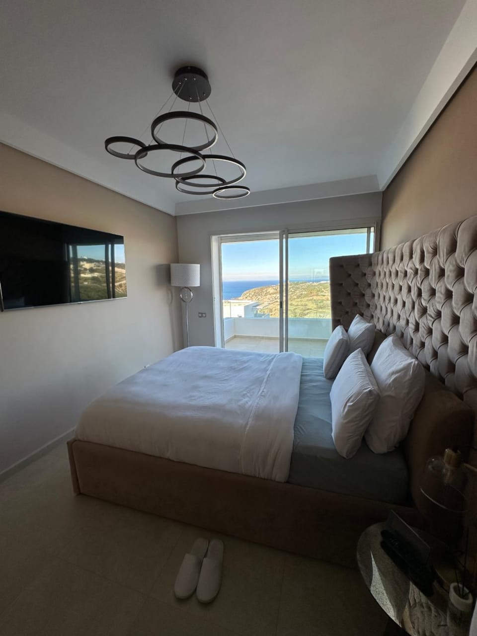 Bed, Natural landscape, TV and multimedia, Living room, Photo of the whole room, Seating area, Bedroom, Mountain view