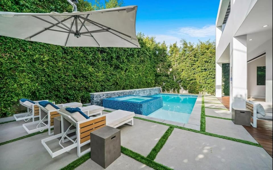 Luxurious Retreat - Modern House with Pool Villa in San Fernando Valley
