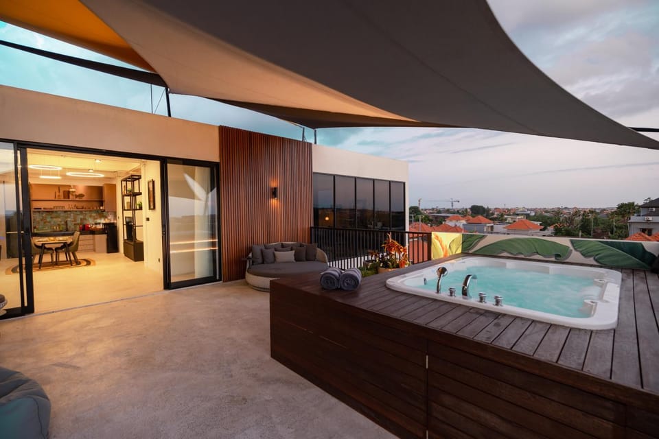 Hot Tub, Balcony/Terrace, Evening entertainment, sunbed