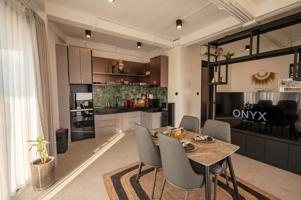 Coffee/tea facilities, Kitchen or kitchenette, Seating area, Dining area