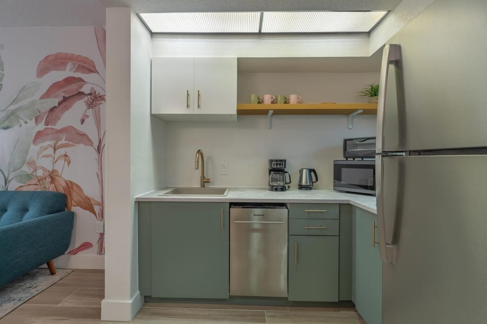 Kitchen or kitchenette, minibar, stove
