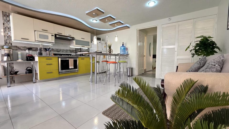 Coffee/tea facilities, Kitchen or kitchenette, Dining area, microwave, toaster