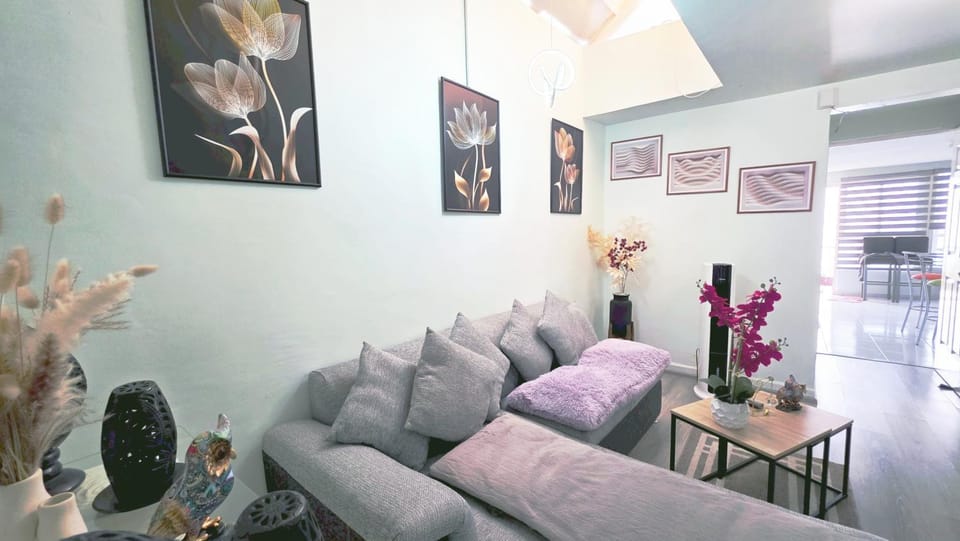 Bed, TV and multimedia, Living room, Photo of the whole room, Seating area, Bedroom