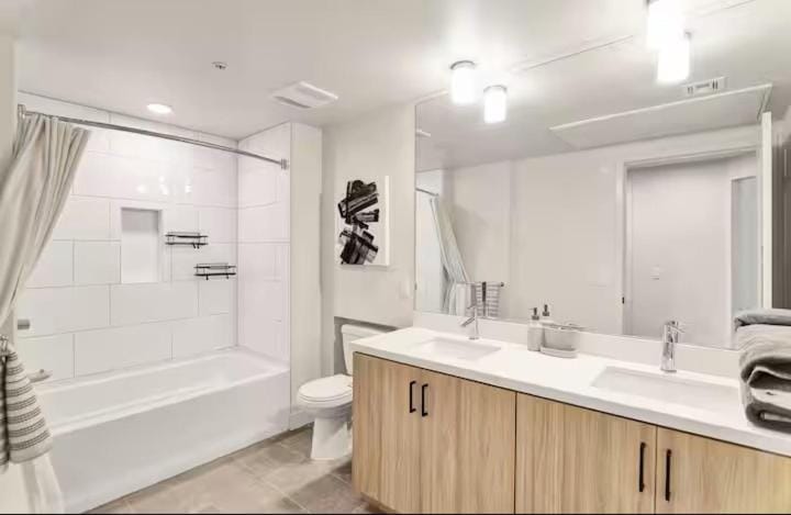 Modern 1BR near Irvine, 30 Day Stay Apartment in Costa Mesa
