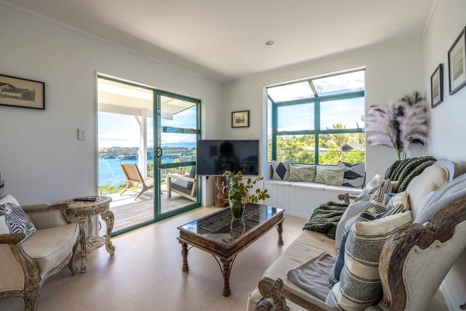 Piemelon Bay Views - Coast & Country House in Auckland Region