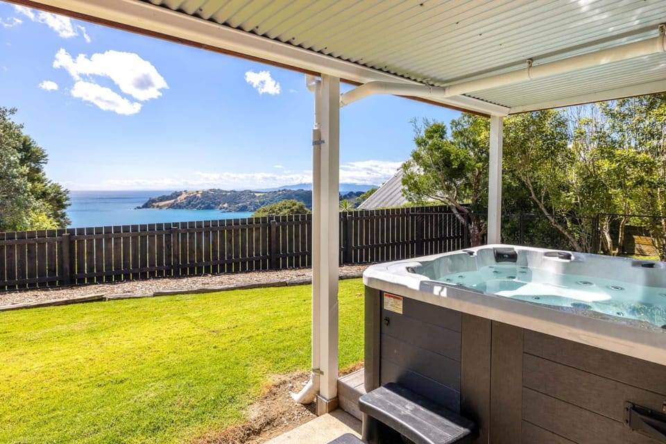 Piemelon Bay Views - Coast & Country House in Auckland Region