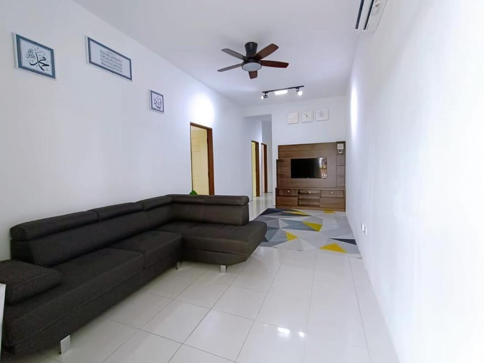 HomeSTAY TAMAN MANJUNG POINT LUMUT PERAK House in Perak