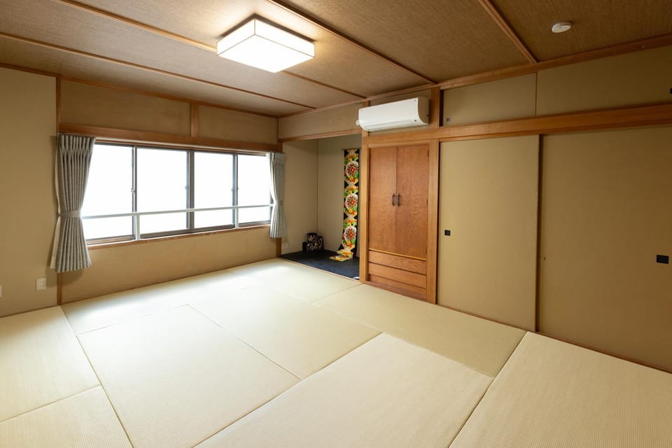 Photo of the whole room, air conditioner