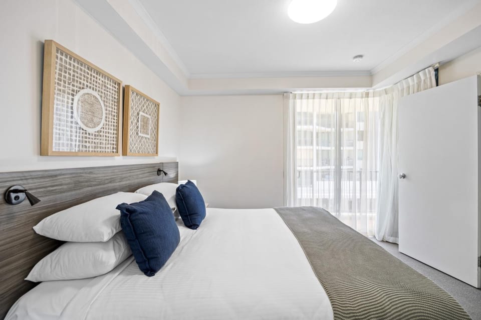 Beachside 2-Bed with Pools Gym BBQ and Parking Apartment in Maroochydore