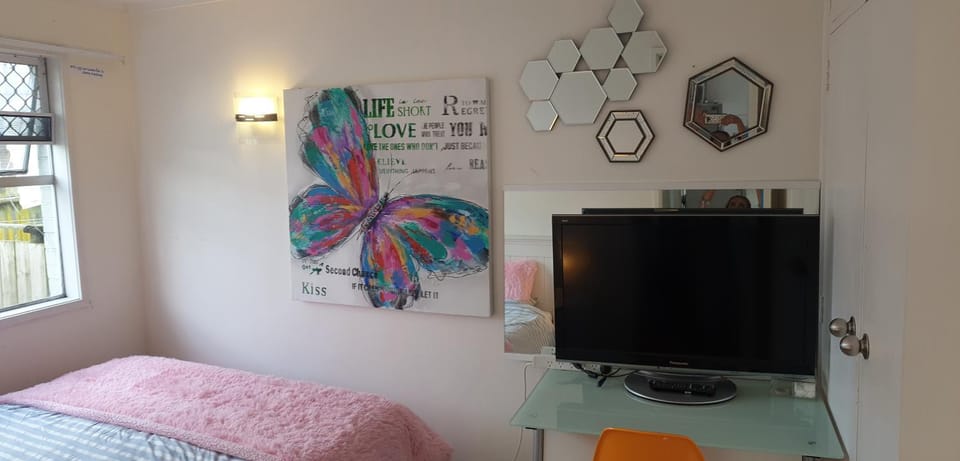 1 Exclusive to International Travellers Only Book Now R1 Bed and Breakfast in Auckland