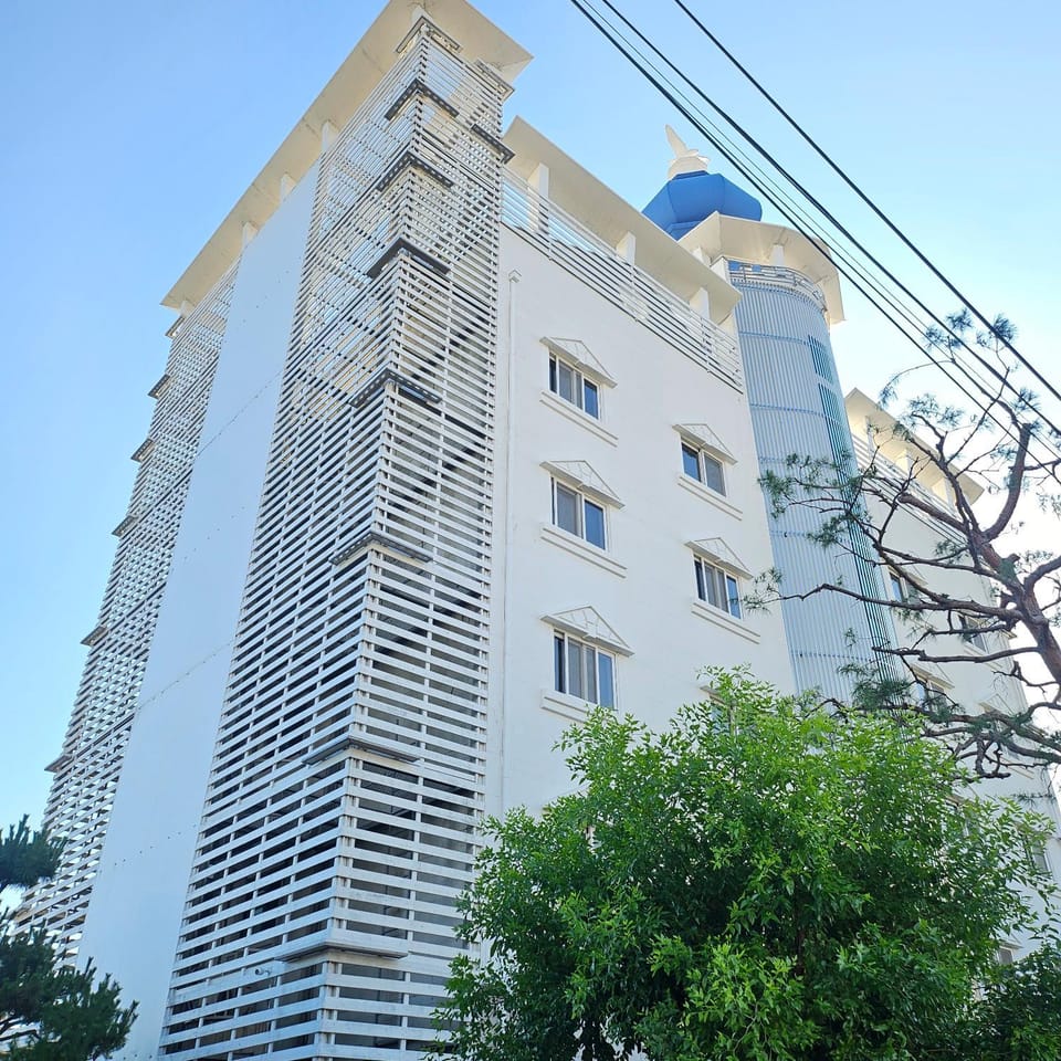 Property building, Facade/entrance, Day