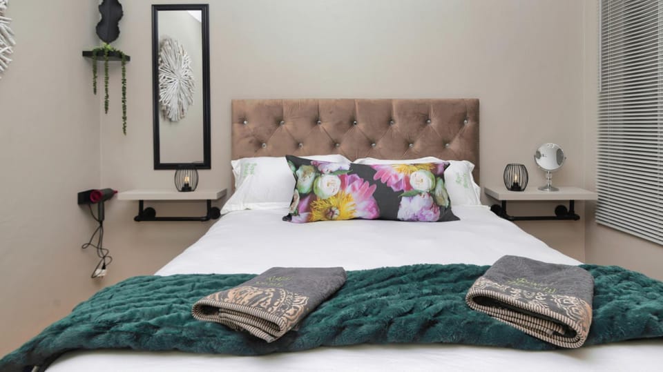 Bed, Photo of the whole room, Bedroom, hair dryier, towels