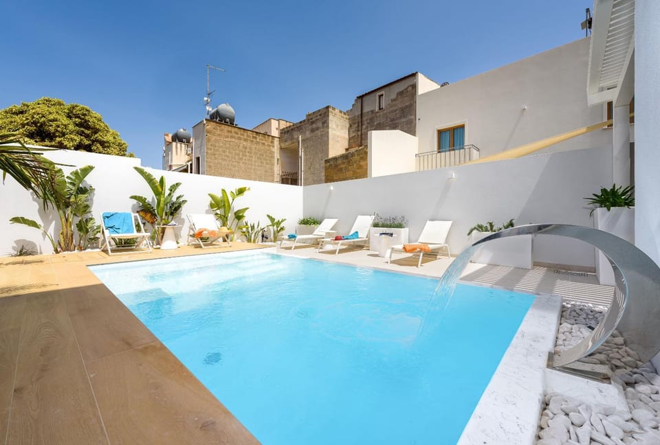 Day, Pool view, Swimming pool, sunbed
