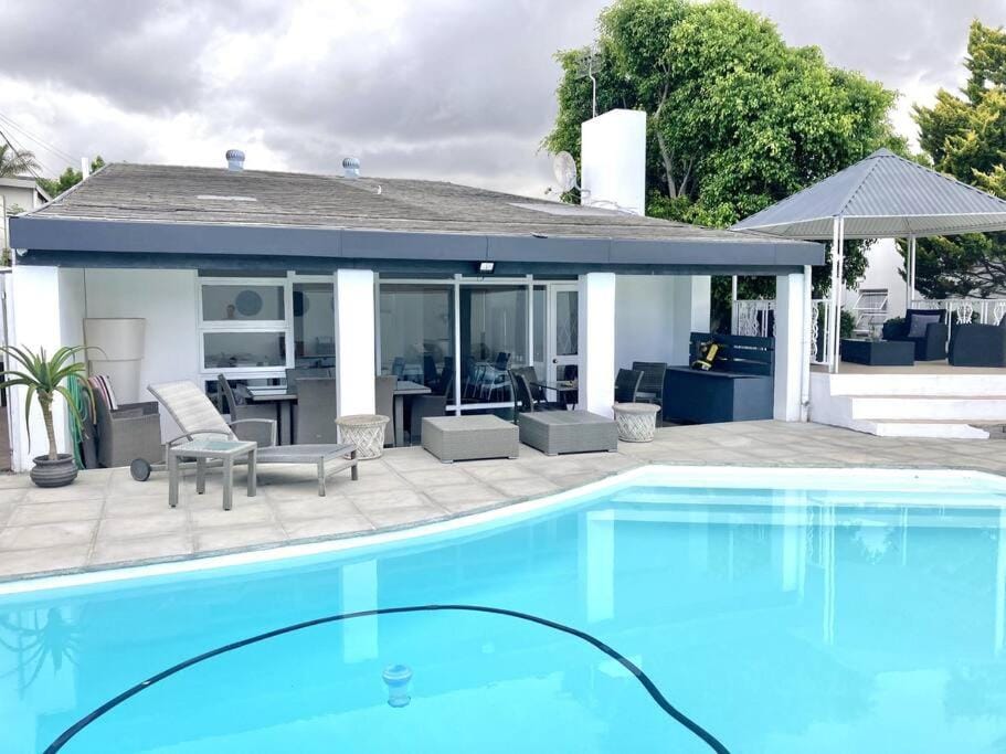 Property building, Patio, Day, Pool view, Swimming pool, sunbed