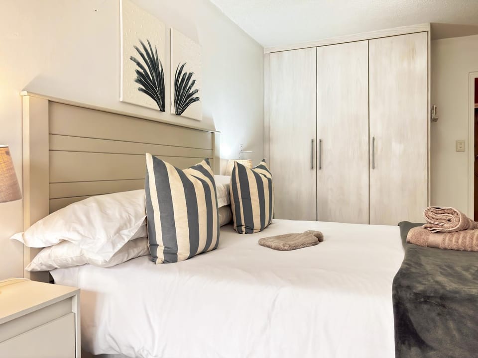 Photo of the whole room, Bedroom, towels, wardrobe