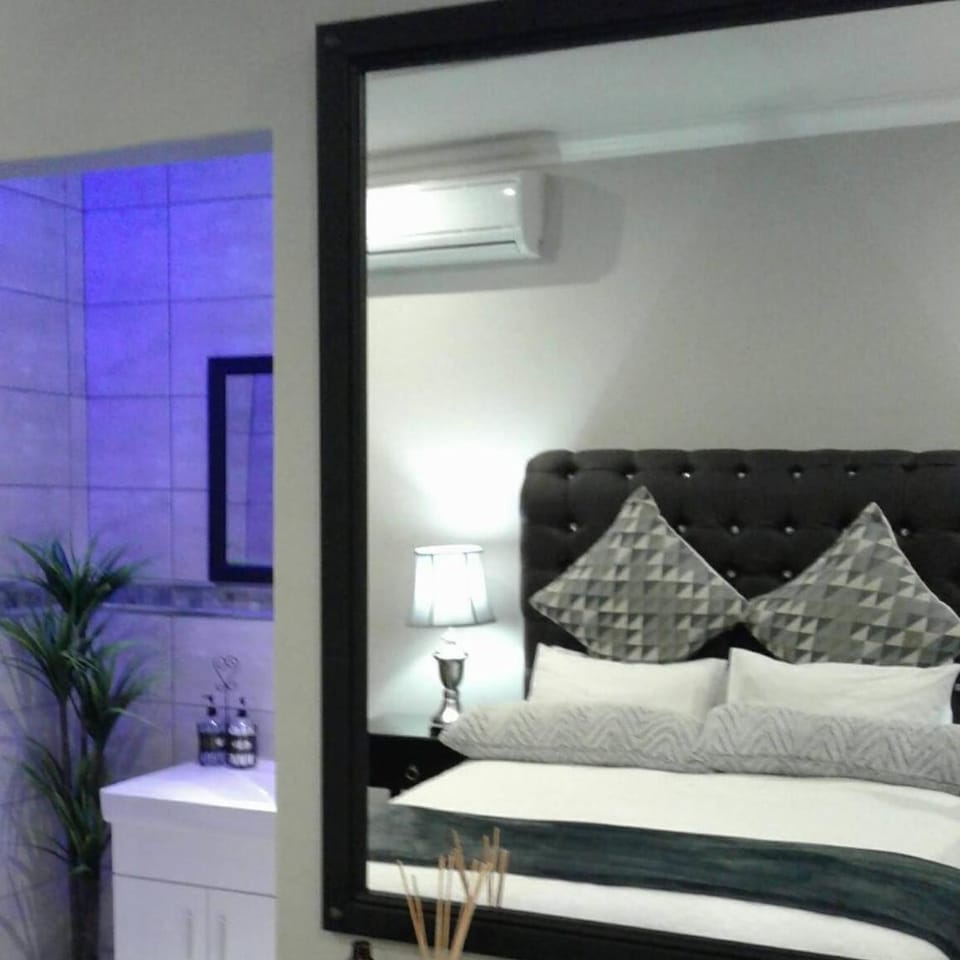 Bed, Photo of the whole room, Bedroom, air conditioner