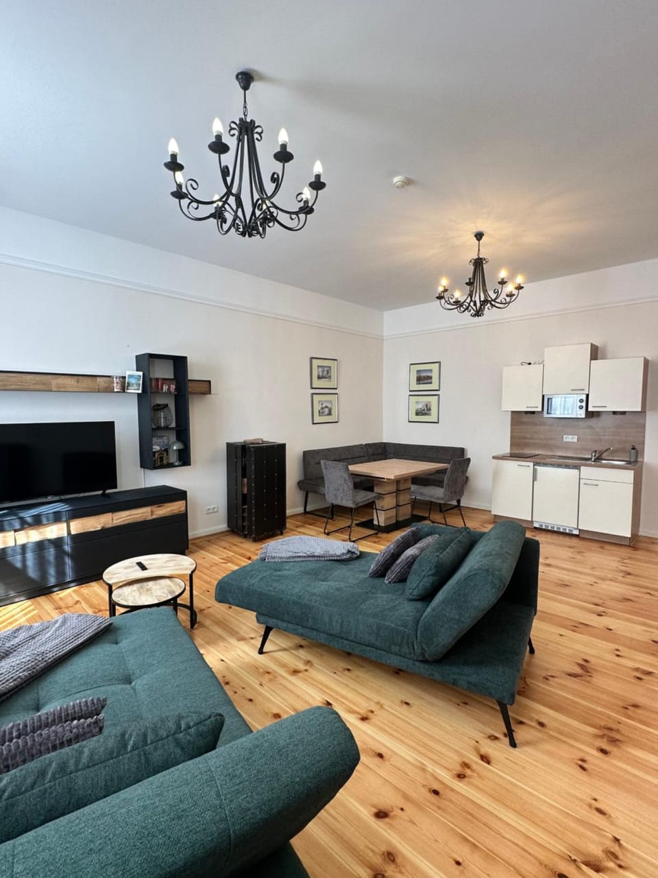 TV and multimedia, Kitchen or kitchenette, Seating area