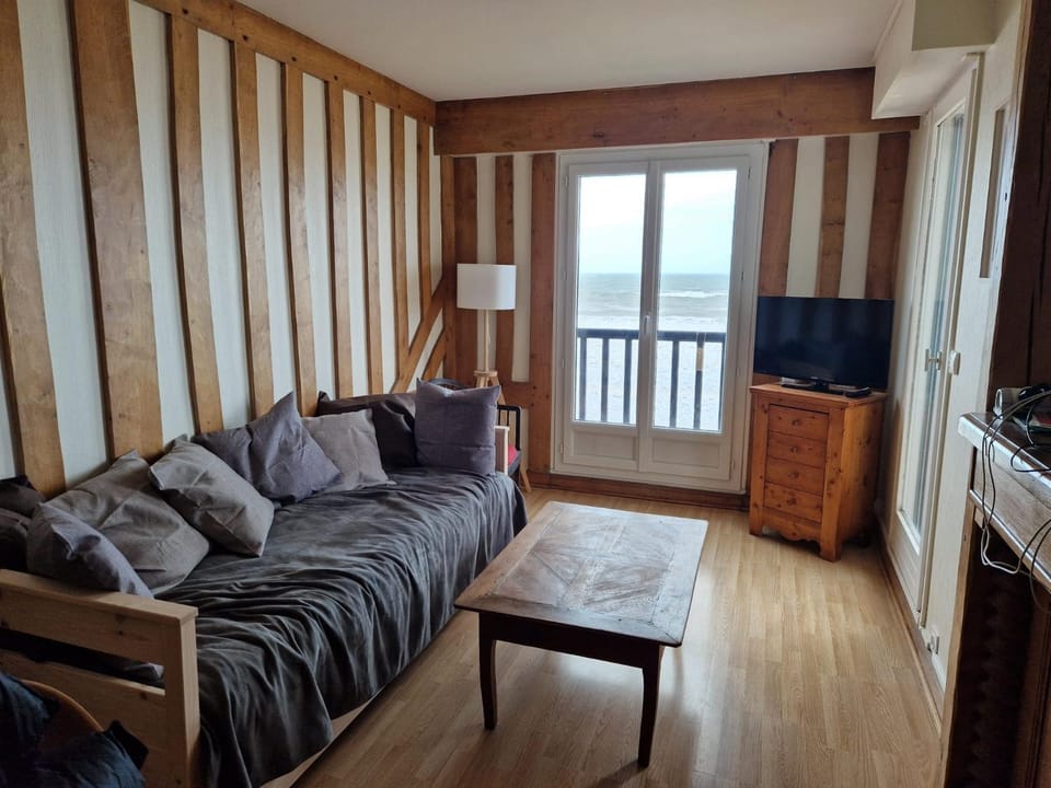 Communal lounge/ TV room, Living room, Seating area