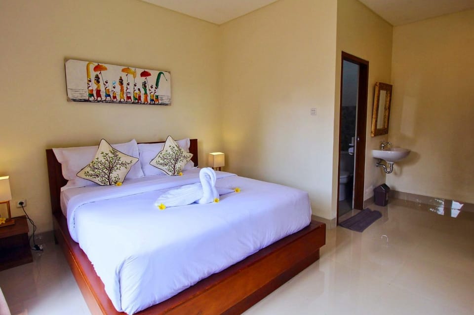 Toilet, Bed, Bathroom, Photo of the whole room, Bedroom, towels