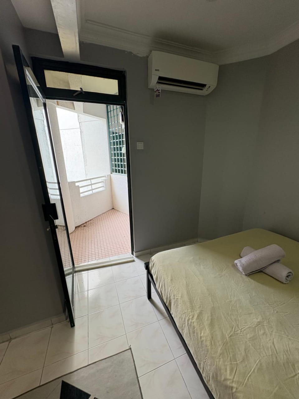Bed, towels, air conditioner